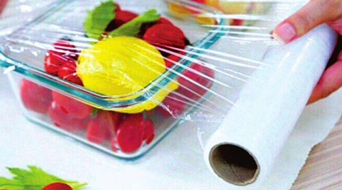 食品塑料保鮮膜透氣性能不達(dá)標(biāo)，內(nèi)部密封的食物仍然會(huì)發(fā)霉變質(zhì)